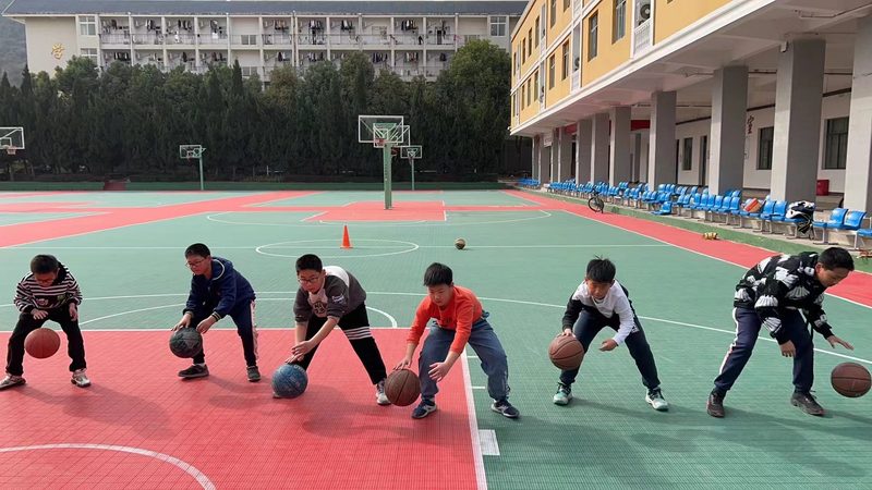 小标题：热门专业背后的考量因素